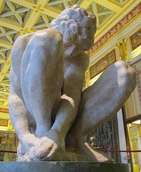 Joven en cuclillas de Michelangelo Buonarroti en el Hermitage
